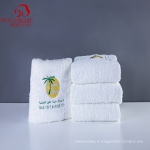 Bonne absorbant Hôtel 5 étoiles de haute qualité 100% coton serviettes blanches avec logo Imprimé personnalisé